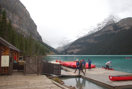 Westkanada for family individuell - Familienreise in Westkanada mit Kindern - Kanus am blauen See mit Bergen