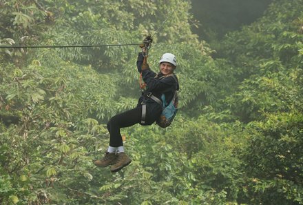 Costa Rica Familienreise - Costa Rica Family & Teens individuell - Nebelwald Monteverde - Fabienne Cselovski beim Ziplining