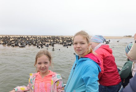 Namibia mit Kindern - Namibia individuell - Kids auf Bootsfahrt zu Robben