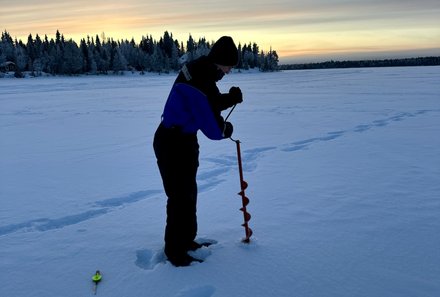 Finnland Familienurlaub - Finnland for family Winter - Eisfischen - Kind bohrt Loch