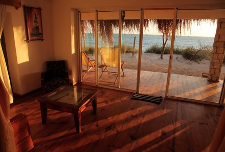 Madagaskar Familienreise - Madagaskar Family & Teens - Ankasy Lodge Terrasse am Abend 