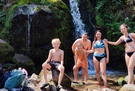 Bulgarien Familienreise - Bulgarien mit Kindern - Hotel Budapest Sofia - Familie am Wasserfall