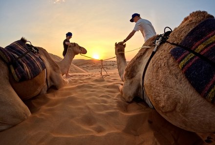 Oman Familienreise - Oman Family & Teens - Kids sitzen auf Kamelen