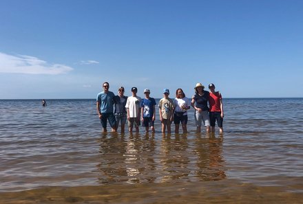 Familienreise Baltikum Family & Teens - Baltikum mit Kindern - Lettland und Estland - Gruppenfoto im Wasser