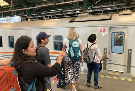 Bali mit Jugendlichen - Bali Familienreise - Bahnstation Zugfahrt nach Malang