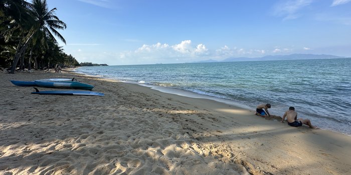 Thailand Rundreise mit Kindern - Familienreise durch den Süden Thailands - Kinder am Strand von Koh Samui