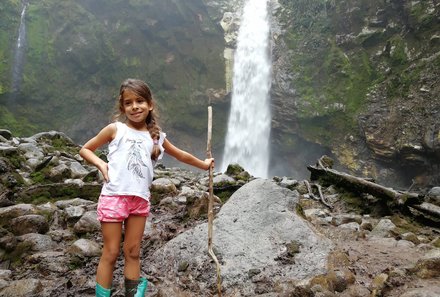 Costa Rica for family Junior - Costa Rica mit Kindern - Kind am Wasserfall La Fortuna