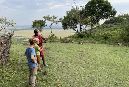 Kenia Familienreise - Kenia Family & Teens - Kids machen Bogenschießen mit Massai