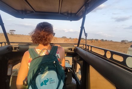 Kenia Familienreise - Kenia Family & Teens - Pirschfahrt im Tsavo Ost Nationalpark - Rebecca Pesch