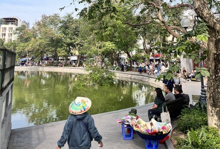 Vietnam & Kambodscha Familienreise - Vietnam-Kambodscha Family & Teens - Frau mit Reishut am Hoan Kiem See