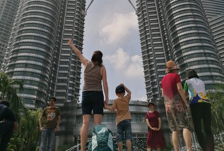 Familienurlaub Malaysia & Borneo - Malaysia & Borneo for family individuell - Kuala Lumpur Twin Towers mit Kleinkind