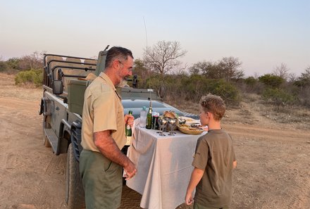 Südafrika mit Kindern - Südafrika for family - Makutsi Safari Farm - Nacht-Jeepsafari - Sundowner Snack