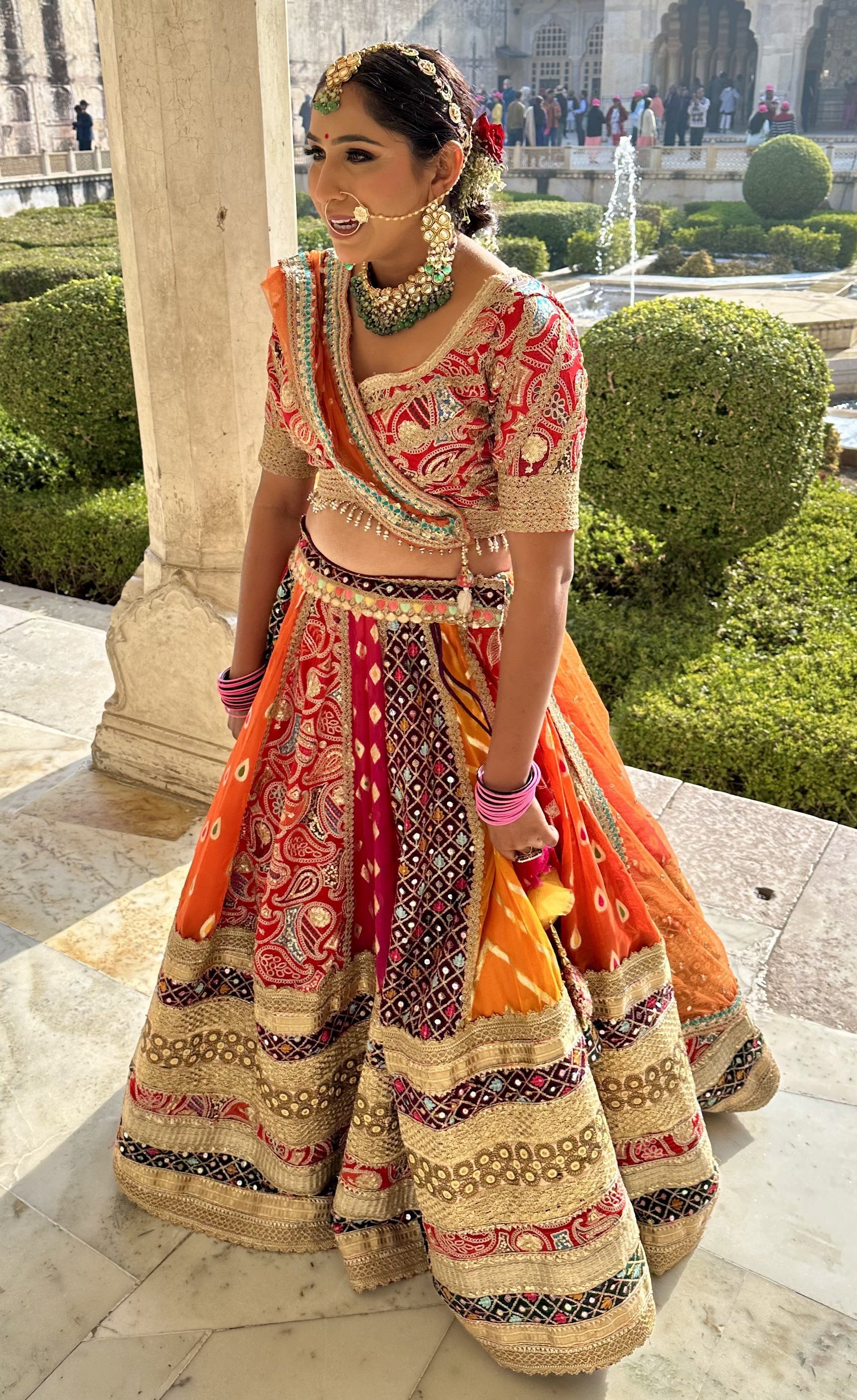 Rundreise Indien mit Kindern - Indien mit Kindern - Einheimische Frau in traditionellem Kleid