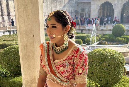 Indien for family - Indien Familienreise - Jaipur - einheimische Frau in traditionellem Kleid