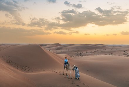 Oman Familienurlaub Wüstencamp - Thousand Nights Camp - Kamelreiten in den Dünen