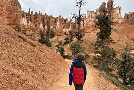 USA Südwesten mit Kindern - USA for family individuell - Kalifornien, Nationalparks & Las Vegas - Junge auf Wanderung im Bryce Canyon Nationalpark