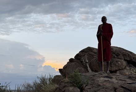 Serengeti mit Kindern individuell - Best of Familiensafari Serengeti - Einheimischer am Kopje