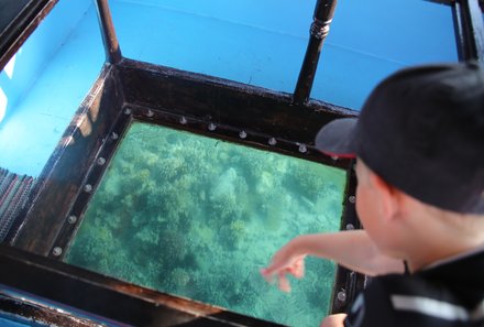 Jordanien Rundreise mit Kindern - Aqaba - Kind auf dem Glasbodenboot