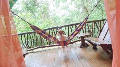 Costa Rica for family - Familienreise Costa Rica mit Kindern - Kind sitzt in der Hängematte Costa Rica for family - Familienreise Costa Rica mit Kindern - Kind sitzt in der Hängematte