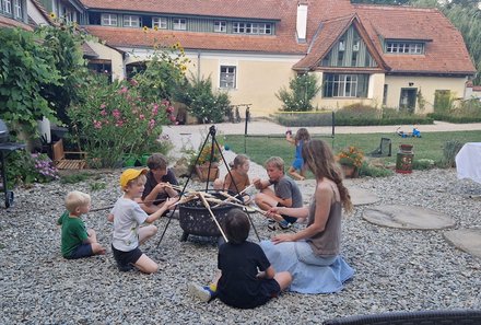 Familienreise Rumänien - Rumänien mit Kindern - Stockbrot