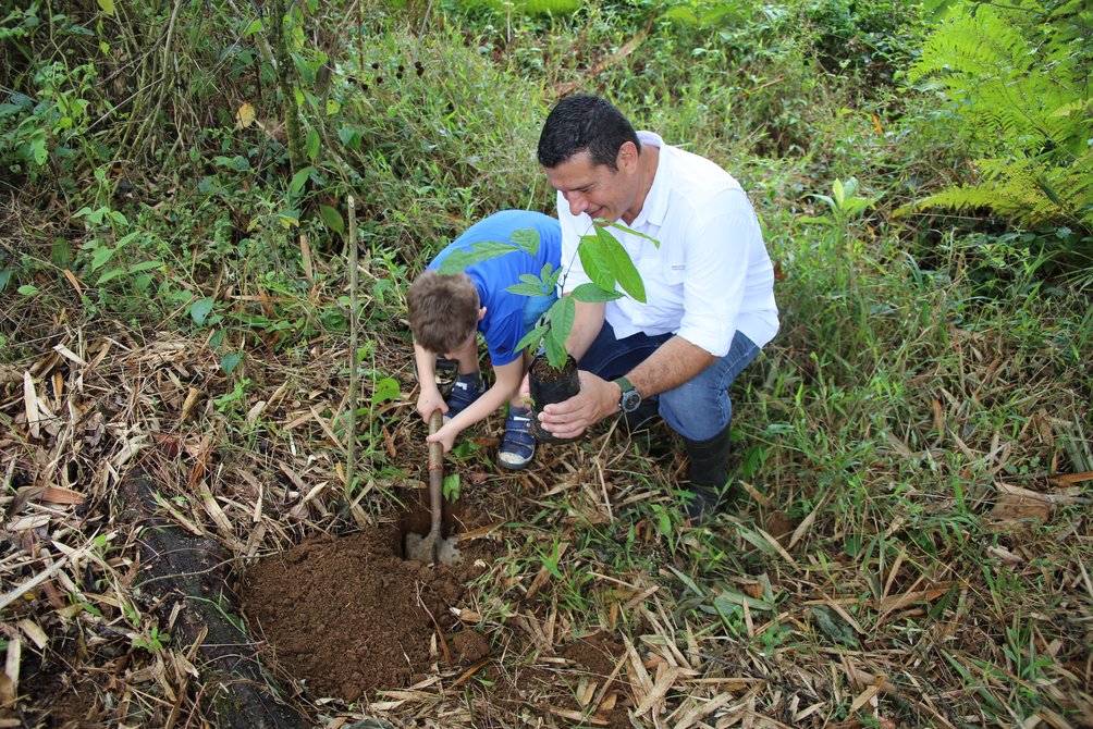 Costa Rica mit Kindern - Familienreise Costa Rica - Adolfo beim Baumpflanzen