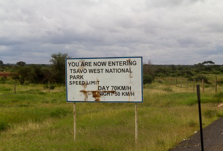 Kenia Familienreise - Kenia for family individuell deluxe - Fahrt zum Tsavo West NP - Eingangsschild