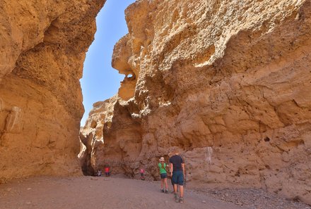 Namibia Familienreise im 4x4 Mietwagen mit Dachzelt - Kids im Sesriem Canyon