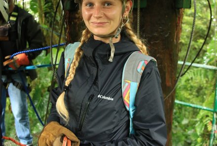 Familienurlaub Costa Rica - Costa Rica Abenteuer Regenwald und Karibik - Fabienne Cselovski mit Zipliningausrüstung in Monteverde