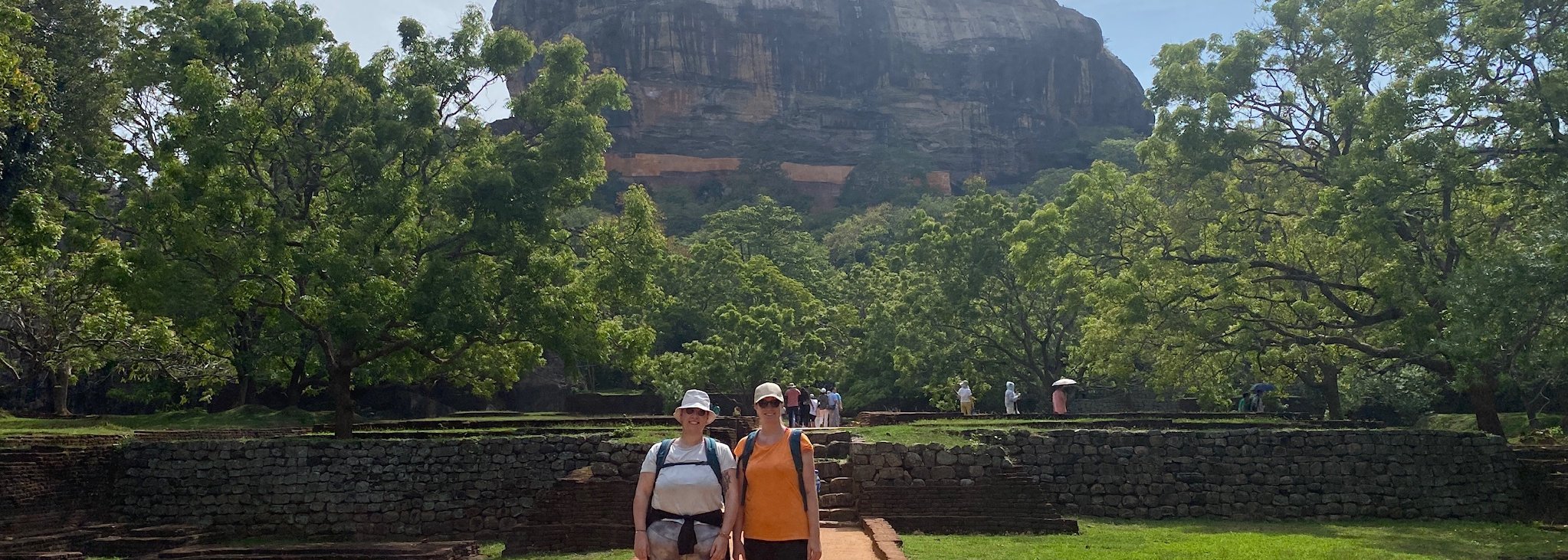 Sri Lanka Reisetipps für Familien - Daniela Schur und Lisa Diehl beim Sigiriya-Felsen in Sri Lanka