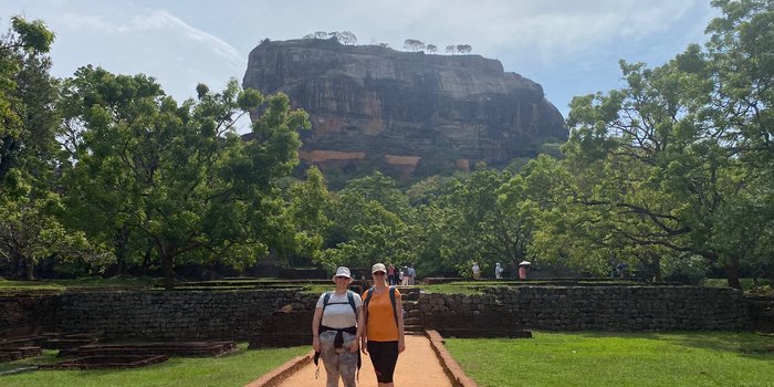 Sri Lanka Reisetipps für Familien - Daniela Schur und Lisa Diehl beim Sigiriya-Felsen