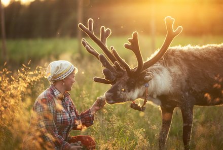 Finnland Familienreise - Finnland for family - Frau streichelt Rentier