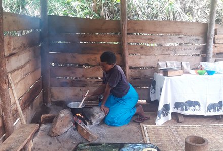 Uganda Familienurlaub - Uganda Family & Teens - Frau bei der Kaffeezubereitung 