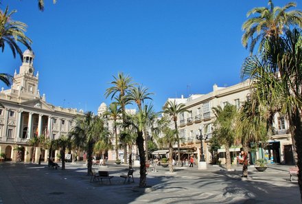 Andalusien for family - Familienreise Andalusien - Cadiz Palmen und Stadt