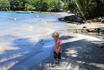 Familienurlaub Costa Rica - Costa Rica Abenteuer Regenwald und Karibik - Puerto Viejo de Limón - Kind am Strand