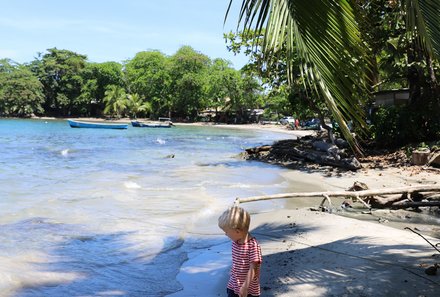 Costa Rica for family Deluxe - Familienreise in Costa Rica - Kind am Strand bei Puerto Viejo de Limón