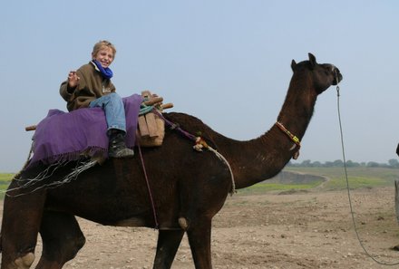 Indien for family - Indien Familienreise - Kind reitet auf Kamel