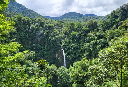 Costa Rica Familienurlaub - Costa Rica for family individuell - Blick auf den Wasserfall von La Fortuna