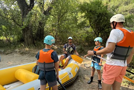 Bulgarien Familienreise - Bulgarien mit Kindern - Hotel Budapest Sofia - Guide erklärt Rafting