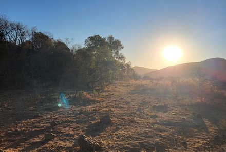 Südafrika individuelle Familienreise - Safari & Strand - Pilanesberg Nationalpark - Sonne geht auf