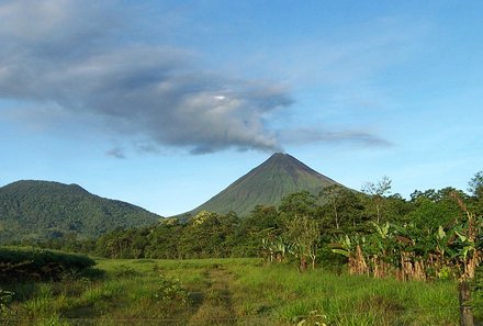 Costa Rica for family Deluxe - Familienreise in Costa Rica - Vulkan Arenal umgeben von grüner Landschaft