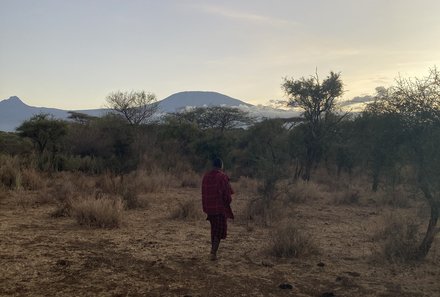 Kenia Familienreise - Kenia Family & Teens - Amboseli Nationalpark - Massai steht in der Landschaft