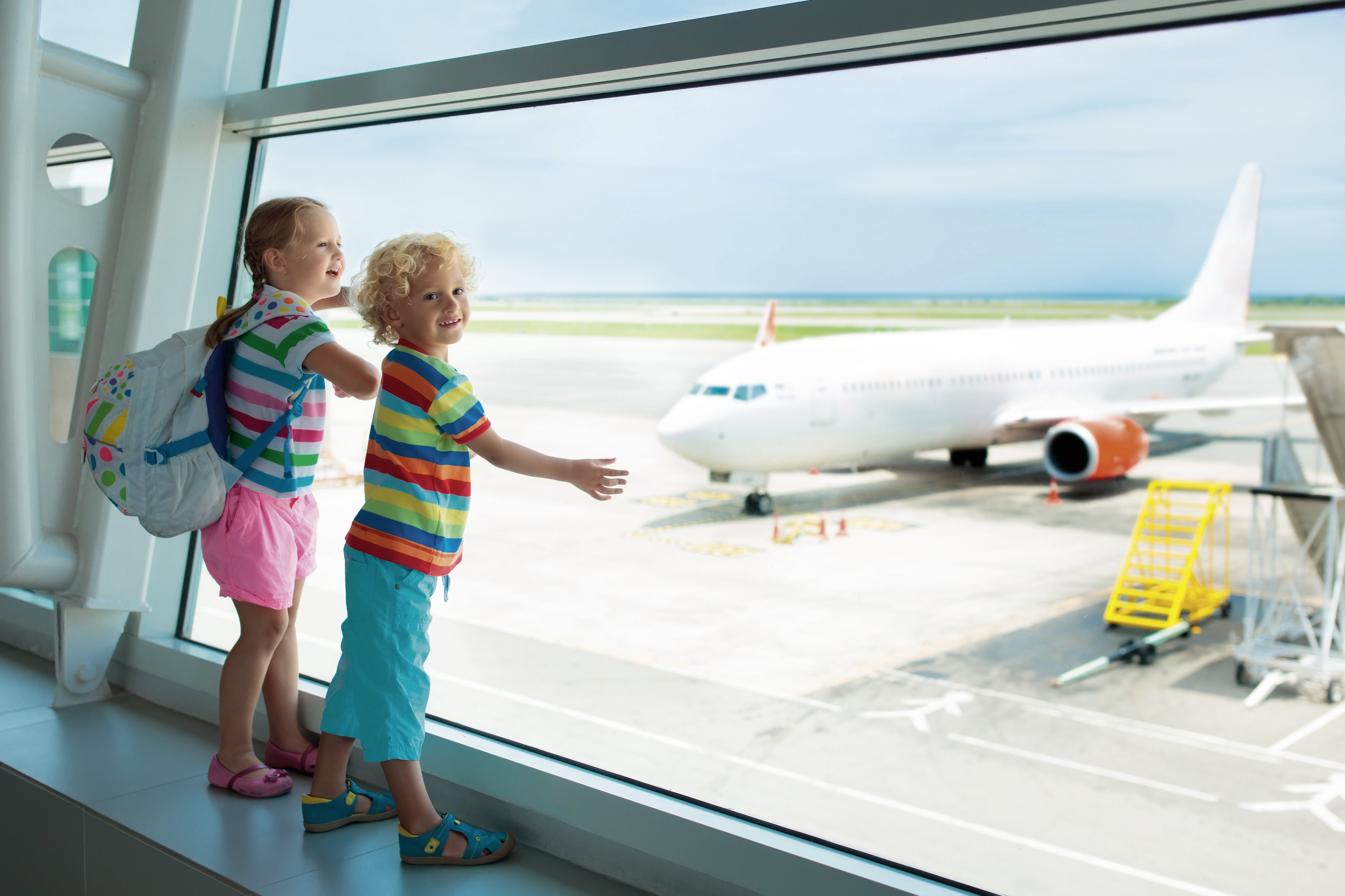 Flugreisen mit Kindern - Fliegen mit Kindern Tipps - Langstreckenflug mit Kindern - Kinder am Flughafen