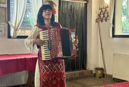 Bulgarien Familienreise - Bulgarien mit Kindern - Hotel Budapest Sofia - Babuschka macht Musik