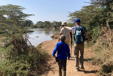 Kenia Familienreise - Kenia Family & Teens - Voyager Ziwani Lodge - Familie auf Fußpirsch