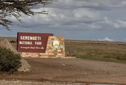 Serengeti mit Kindern individuell - Best of Familiensafari Serengeti - Serengeti Schild