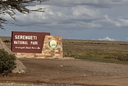 Tansania Familienreise - Tansania for family individuell - Familienabenteuer Tansania - Schild Serengeti