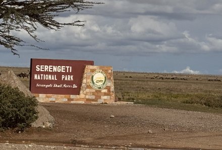 Tansania Familienreise - Tansania Family & Teens - Serengeti - Schild vom Nationalpark