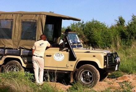 Serengeti mit Kindern individuell - Best of Familiensafari Serengeti - Grumeti Area - Landschaft - Jeep mit Guide