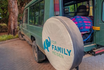 Kenia mit Kindern - Kenia for family individuell deluxe - Jeep mit FFR Logo - Safari 