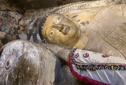 Sri Lanka mit Jugendlichen - Sri Lanka Family & Teens - Dambulla Höhlentempel - liegende Figur